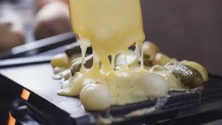 Фото рецепта: Раклет с картофелем и маринованными огурчиками