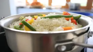 Фото рецепта: Рис с кокосовым молоком и овощами в сотейнике