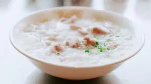 Фото блюда: Рисовая каша со свиной тушёнкой и зелёным луком