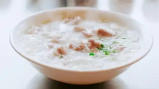Фото рецепта: Рисовая каша со свиной тушёнкой и зелёным луком