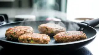 Фото рецепта: Рубленые котлеты с зеленью из куриного бедра