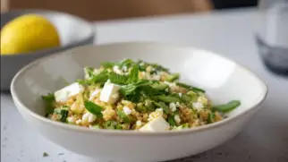 Фото рецепта: Салат с булгуром и фетой с огурцом и мятой