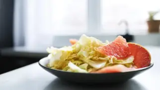 Фото рецепта: Салат с капустой и грейпфрутом с медовой заправкой