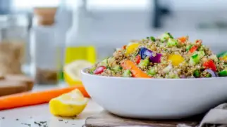 Фото рецепта: Салат с киноа и маслом виноградной косточки