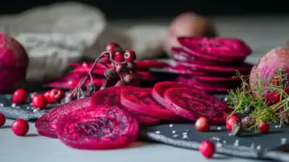 Фото рецепта: Салат с рябиной и свеклой с яблоком и грецким орехом