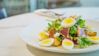 Фото рецепта: Салат с тунцом и яйцом, картофелем и горчичной заправкой