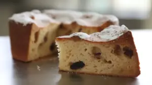 Фото блюда: Шарлотка с черносливом и яблоками в духовке