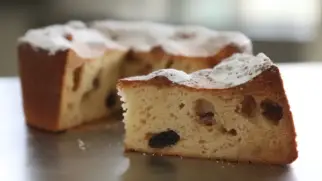 Фото рецепта: Шарлотка с черносливом и яблоками в духовке