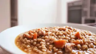 Фото рецепта: Соевое мясо с перловкой и морковью