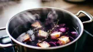 Фото рецепта: Суп из красного лука с тимьяном и гренками