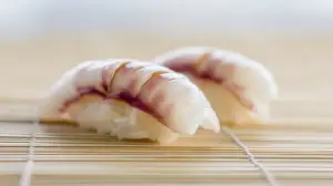 Фото блюда: Суши с кальмаром и васаби