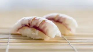 Фото рецепта: Суши с кальмаром и васаби