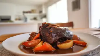 Фото рецепта: Свиная печеня с тёмным пивом и овощами