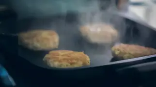 Фото рецепта: Сырные оладьи с мягким сыром и нежной серединой