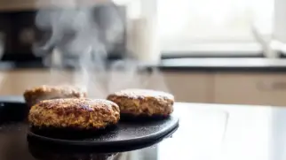 Фото рецепта: Сытные котлеты с овсяной мукой на сковороде