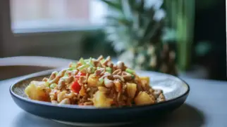 Фото рецепта: Тайский рис с ананасом и кешью