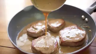 Фото рецепта: Телячьи медальоны с дижонным соусом и сливками