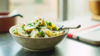 Фото рецепта: Тёплый салат с фасолью и картофелем с дижонской заправкой