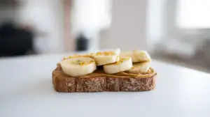 Фото блюда: Тост с арахисовой пастой, бананом и цветочной пыльцой