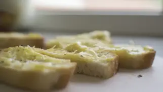 Фото рецепта: Тосты чесночные с сыром в духовке