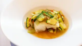 Фото рецепта: Треска тушеная с кабачками и фенхелем