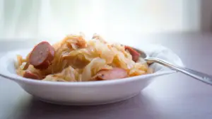 Фото блюда: Тушеная капуста с копчеными колбасками и томатной пастой