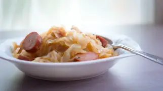 Фото рецепта: Тушеная капуста с копчеными колбасками и томатной пастой