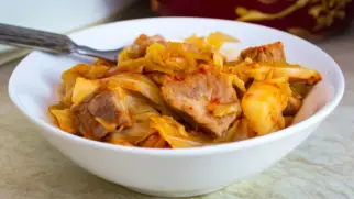 Фото рецепта: Тушеная капуста с мясом и картофелем