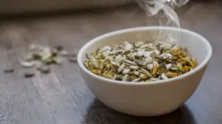 Фото рецепта: Тыквенный суп со зверобоем и семечками