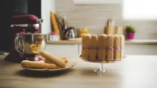 Фото рецепта: Йогуртовый торт с кукурузными палочками и малиной