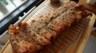 Фото рецепта: Запеченная свиная кожа с чесноком и травами