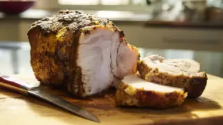 Фото рецепта: Запеченная свинина с чесночным маслом и пряной корочкой