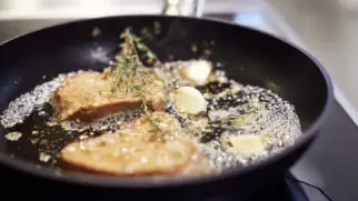 Фото рецепта: Запеченные куриные рулетики с сыром и шпинатом