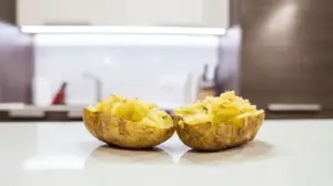 Фото блюда: Запечённый картофель с соусом чили и чесноком