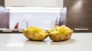 Фото рецепта: Запечённый картофель с соусом чили и чесноком