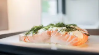 Фото рецепта: Запеченный лосось с креветочным кремом и укропом