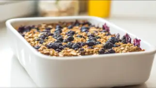Фото рецепта: Запеканка из овсяной крупы с черникой в духовке