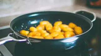Фото рецепта: Жареная картошка с чесноком и укропом