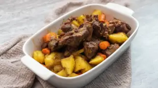 Фото рецепта: Жаркое из говяжьей лопатки с картофелем в духовке
