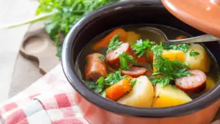 Фото рецепта: Жаркое со шпикачками и картофелем