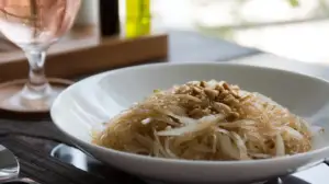 Фото блюда: Курица чоу мейн с рисовым вином и овощами