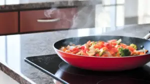 Фото блюда: Соте из овощей с кайенским перцем и шампиньонами на сковороде