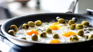 Фото рецепта: Яичница с оливками на сливочном масле